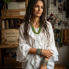 Wielowarstwowy naszyjnik z koralików w odcieniach oliwki i mchu - rękodzieło boho