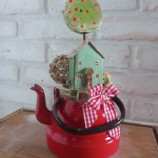 Dekoracja w zabytkowym czajniku z drewnianymi domkami