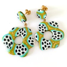 Oliwkowe kolczyki kwiaty w kropki