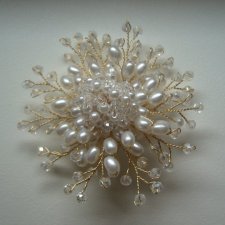 PIĘKNA BROSZKA KWIAT Z PEREŁKAMI I KRYSZTAŁKAMI