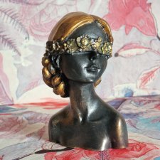 Rzeźba z gipsu duża Kobieta z kwiatami na oczach wys. 14 cm