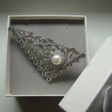 KORONKOWA BROSZA Z PERŁĄ