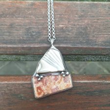 Krzemień pasiasty i koral - wisiorek