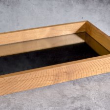 Taca / prezenter z drewna i szkła – lustro grafitowe