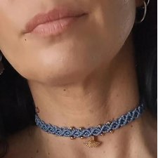 delikatny choker z mosiężną zawieszką