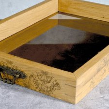 Taca / prezenter z drewna i szkła – kolekcja Laser ornament