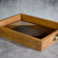 Taca / prezenter z drewna i szkła – kolekcja Laser ornament