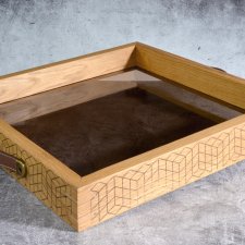 Taca / prezenter z dębu i szkła – geometria przestrzeni