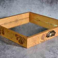 Taca / prezenter z dębu i szkła – światło i odbicie