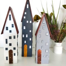 Szare domki z wysokimi dachami – minimalistyczna zabudowa dekoracyjna.