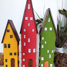 Kolorowe domki z wysokimi dachami – dekoracyjna zabudowa