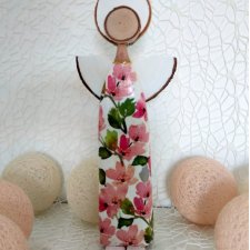 Aniołek bukowy w kwiecistej sukience.