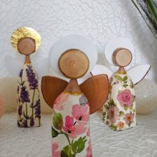 Zestaw trzech aniołków w prezentowym pudełku.