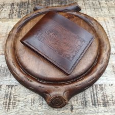 Ręcznie szyty portfel męski ze skóry garbowanej roślinnie.