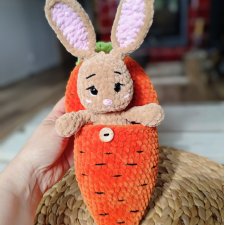 Szydełkowy króliczek w domku marchewce