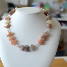 NASZYJNIK COSTA DEL SOL KAMIEŃ SŁONECZNY, KRYSZTAŁ GÓRSKI, JADEIT