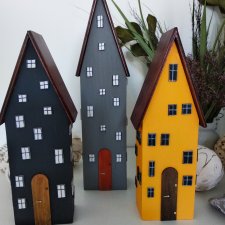 Domki dekoracyjne z wysokimi dachami – kontrastowa kolekcja.