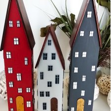 Domki dekoracyjne z wysokimi dachami .