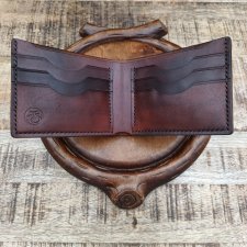 Ręcznie szyty portfel męski ze skóry garbowanej roślinnie.