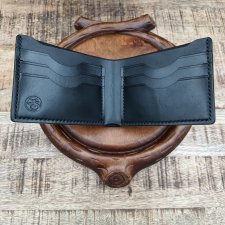 Ręcznie szyty portfel męski ze skóry garbowanej roślinnie.