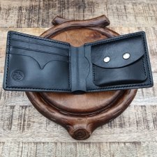 Ręcznie szyty portfel męski ze skóry garbowanej roślinnie.