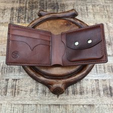 Ręcznie szyty portfel męski ze skóry garbowanej roślinnie.