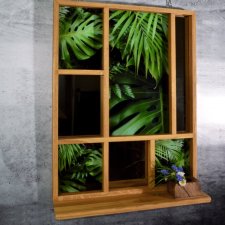 Wall-art dębowy z półką i szklanymi kompozycjami