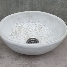 Artystyczna umywalka do łazienki biała koronka