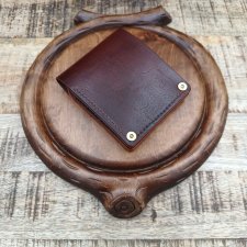 Ręcznie szyty portfel męski ze skóry garbowanej roślinnie.