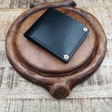 Ręcznie szyty portfel męski ze skóry garbowanej roślinnie.