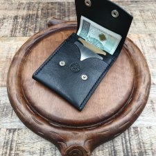 Ręcznie szyty portfel męski ze skóry garbowanej roślinnie.