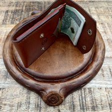 Ręcznie szyty portfel męski ze skóry garbowanej roślinnie.