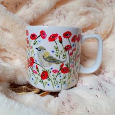 Mysikrólik wśród maków ręcznie malowany kubek 270 ml.