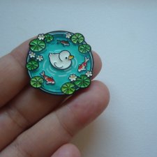 EMALIOWANA PIN PRZYPINKA BROSZKA KACZUSZKA W WODZIE