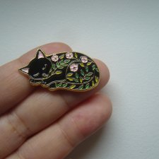 METALOWA EMALIOWANA PIN PRZYPINKA CZARNY KOT KWIATY