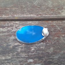 Niebieska z perłą - broszka