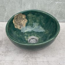 Zielona ceramiczna umywalka handmade z ozdobnym detalem