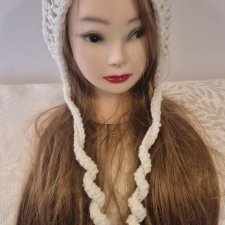 Szydełkowy czepek ażurowy z kręconymi troczkami – ecru / śmietanka