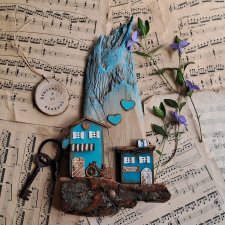 Rustykalny wieszak z turkusowym domkami no 1