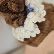 Ręcznie robiona frotka do włosów – Tulipanowy Ogród (Błękit i Biel)