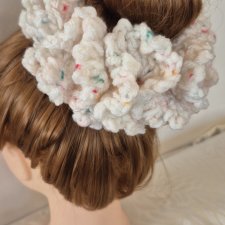 Puszysta frotka scrunchie XL – Ręcznie robiona na szydełku | Cream Confetti