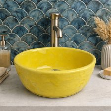 Żółta ceramiczna umywalka nablatowa – ręcznie szkliwiona, rustykalna misa łazienkowa