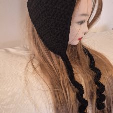 Ręcznie robiony kapturek typu bonnet | Czarny | Crochet Retro Style