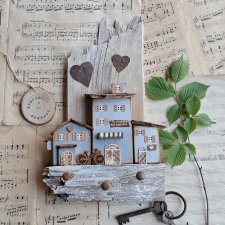 Rustykalny wieszak z szarymi domkami no 1