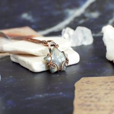 Wisiorek labradoryt gwiazdka miedź antyczna uroczy