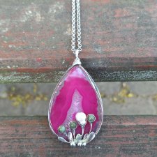 Róże, zielenie i biel - wisiorek