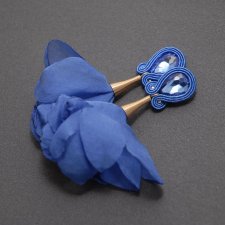 kobaltowe kolczyki sutasz z kwiatkiem