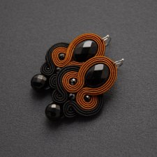 czarno-cynamonowe kolczyki sutasz z onyksami