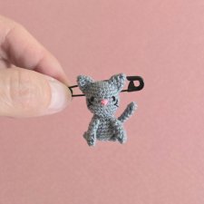 Szary kotek przypinka