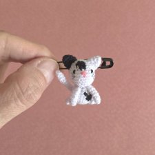 Biało-czarny kotek przypinka